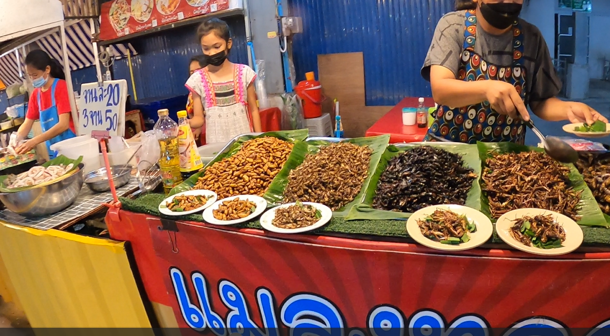 파타야 데파짓 시장 곤충요리 판매 노점