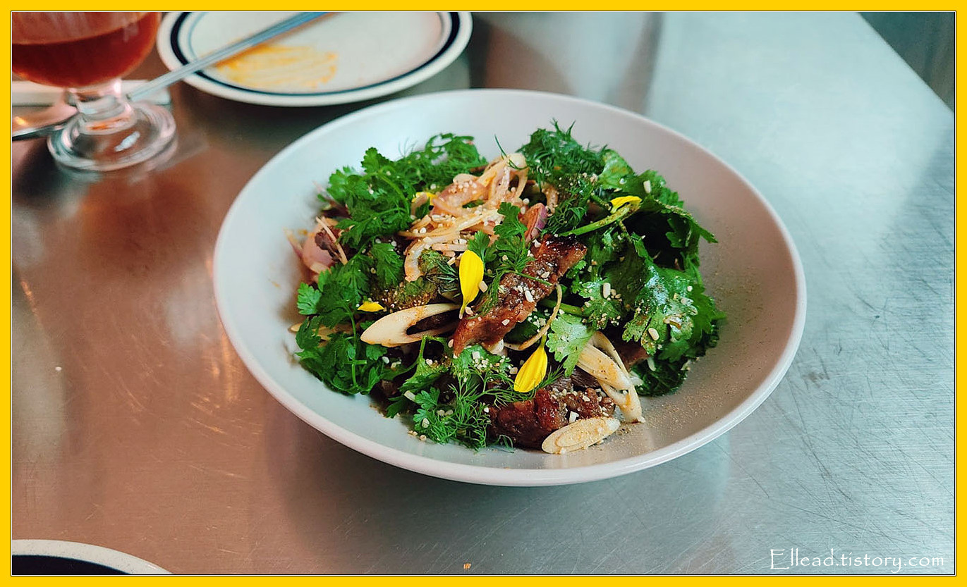 숯불 소갈빗살에 향채를 넣은 요리다.