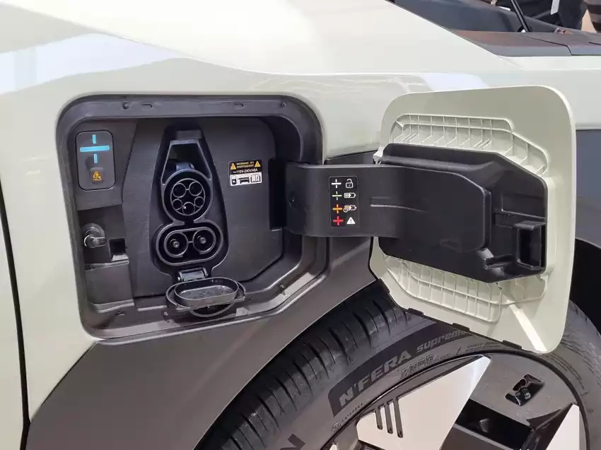 EV3 충전구는 이렇습니다.