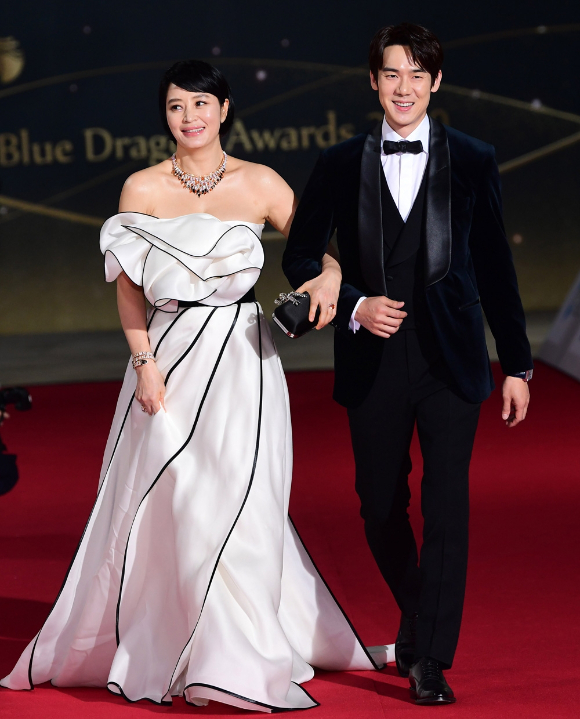 배우 김혜수와 유연석이 9일 인천 파라다이스시티에서 열린 제41회 청룡영화상 시상식 레드카펫 및 포토월 행사에 참석하고 있다. [사진=청룡영화상 사무국 ]