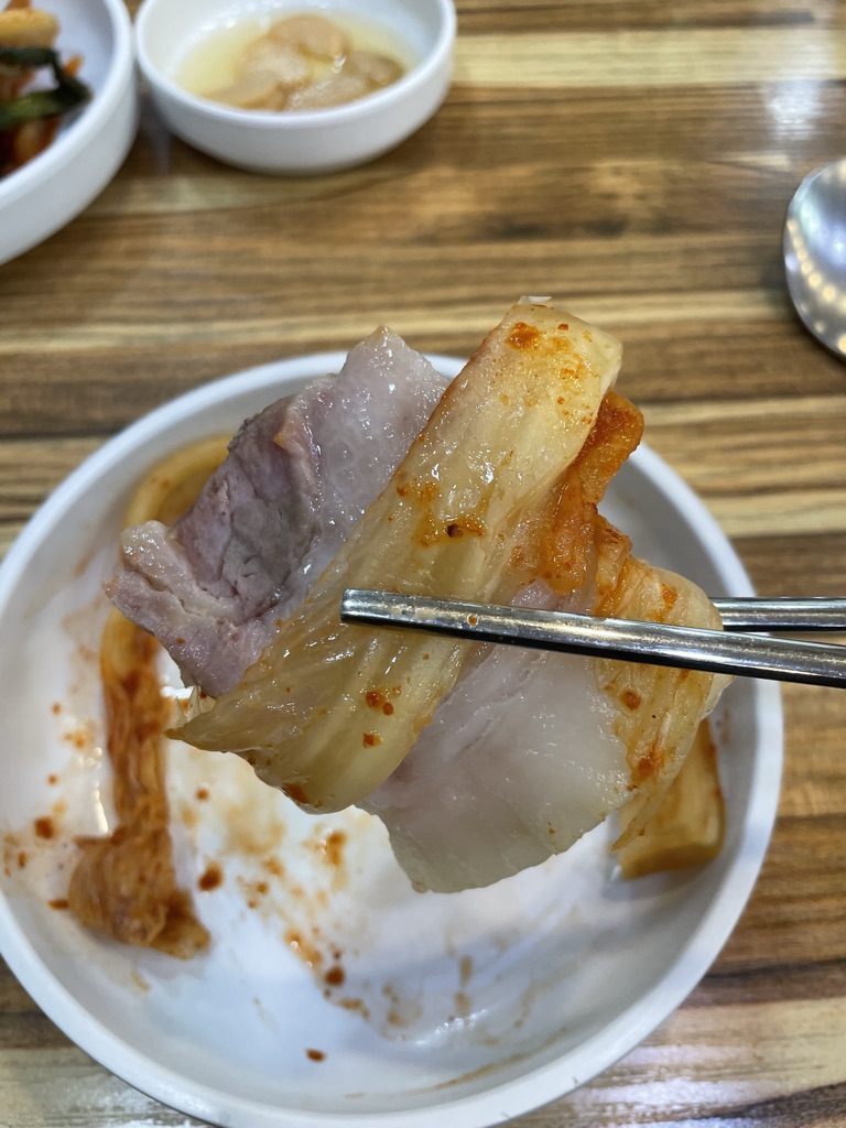 백령면옥 수육 김치 싸먹기