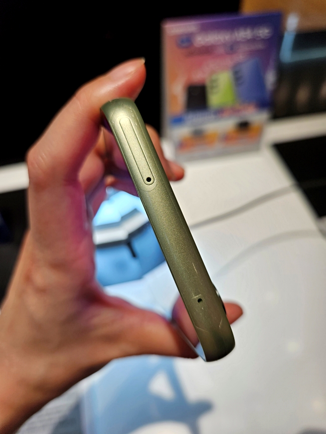 휴대폰 윗면 사진입니다.