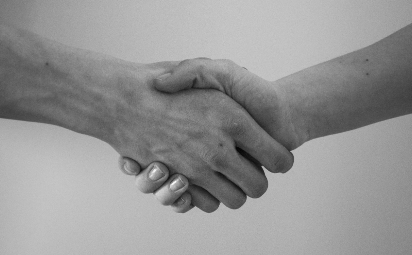 호감도를 높이는 심리학 원리 – 첫인상을 좋게 만드는 방법