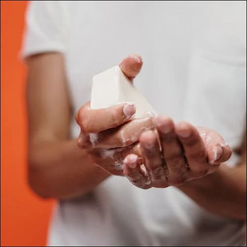 비누로 손을 씻고 있는 모습