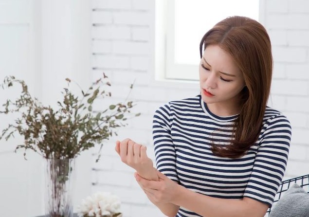 손가락 마디가 아픈 이유