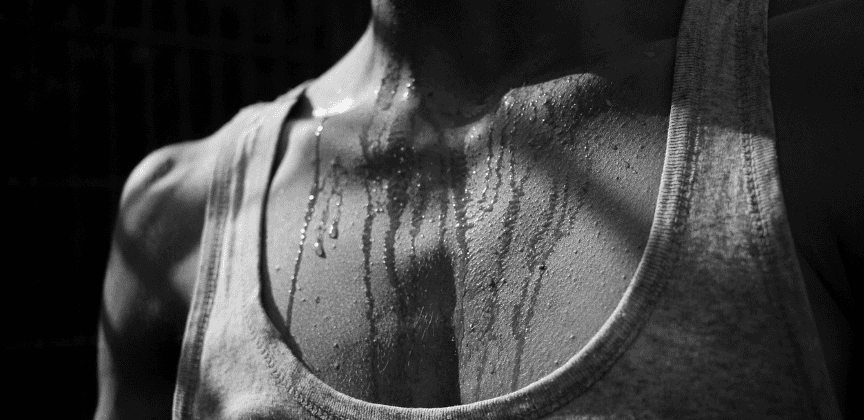 땀을 너무 많이 흘리고 있는 남자