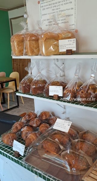 생크림식빵, 소금빵이 있어요.