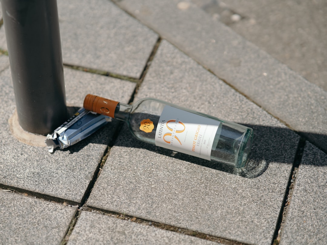 '담배구멍'을 영어로 번역하면 'cigarette hole'입니다.