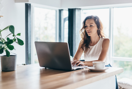 집에서 노트북으로 일하는 모습