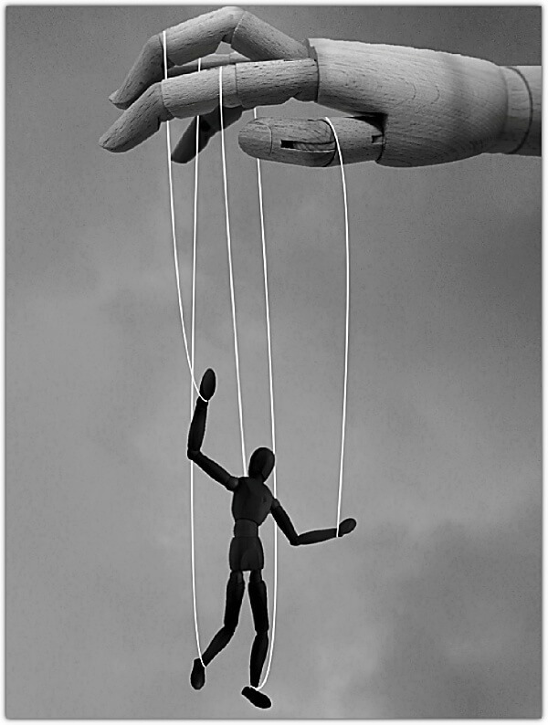 조종되는-인형