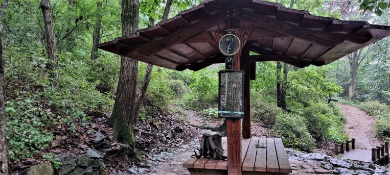 지붕이 있는 약수터 쉼터 의자, 둥근 시계, 사각 거울,