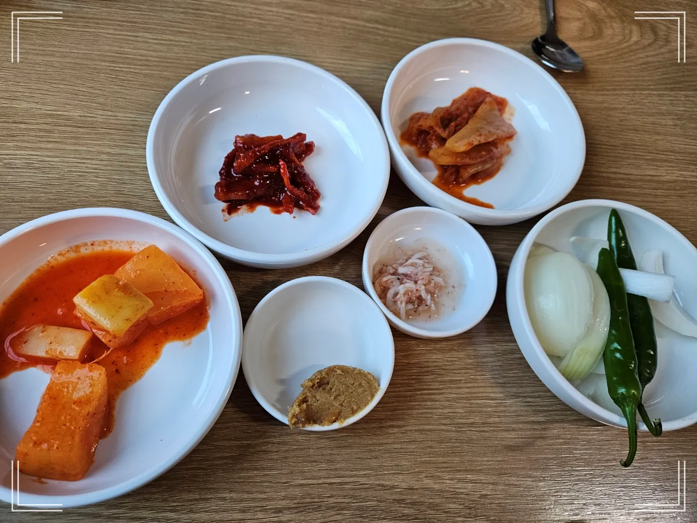 창평국밥-기본반찬-묵은지-깍뚜기-새우젓-된장과 고추양파-무말랭이