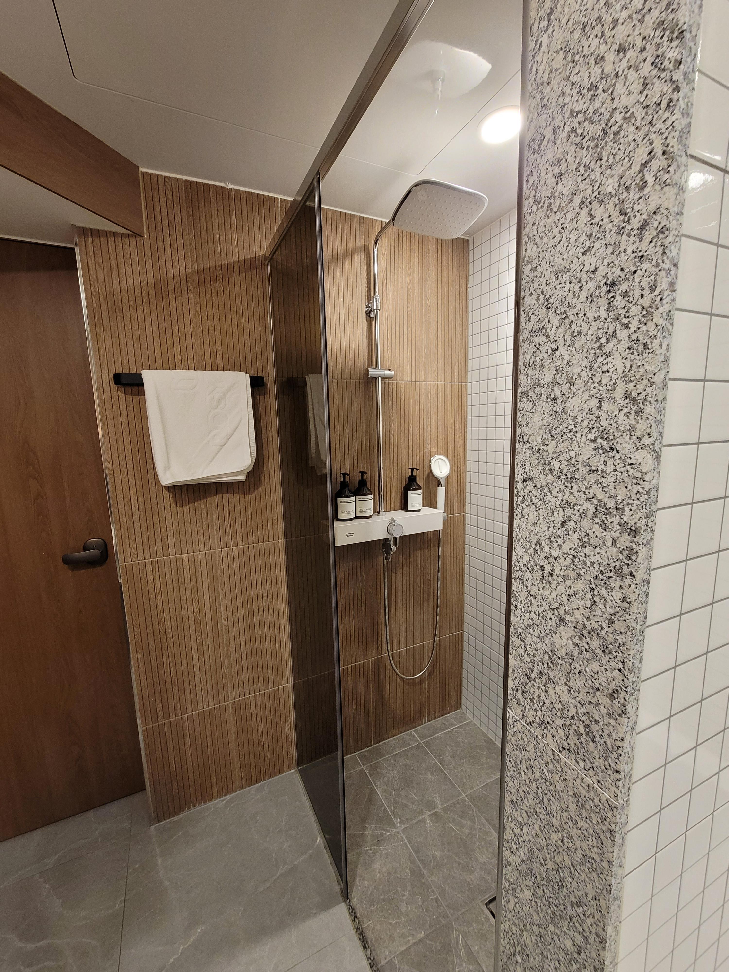 아산 로지호텔 욕실과 화장실 모습