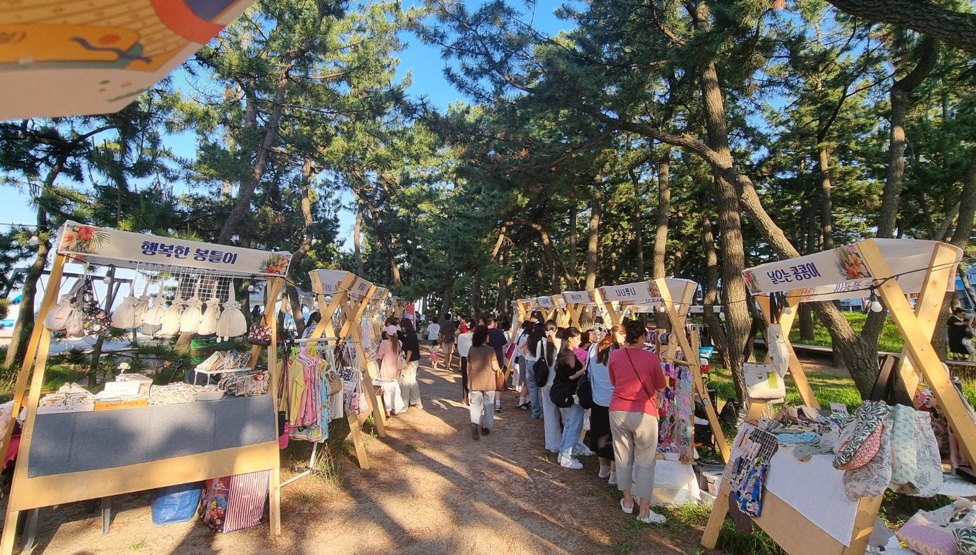 2024 GBBF '마켓' 운영하는 실제 모습으로 사람들이 구입하고 있다.