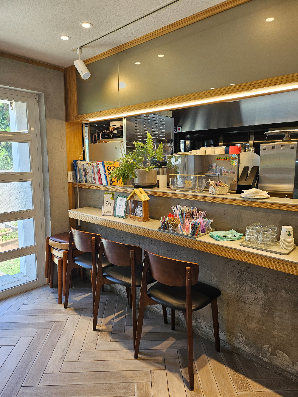 쉬리니카페_내부(바테이블쪽)