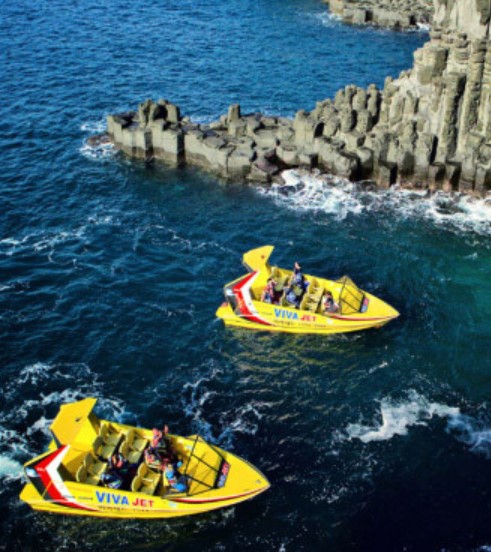 바다에서 운항중인 노란색 제트보트