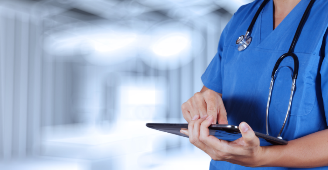 차트를 보고 있는 여자 의자