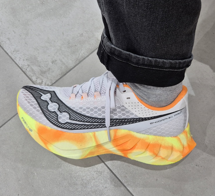 써코니 엔돌핀 프로4 러닝화 리뷰