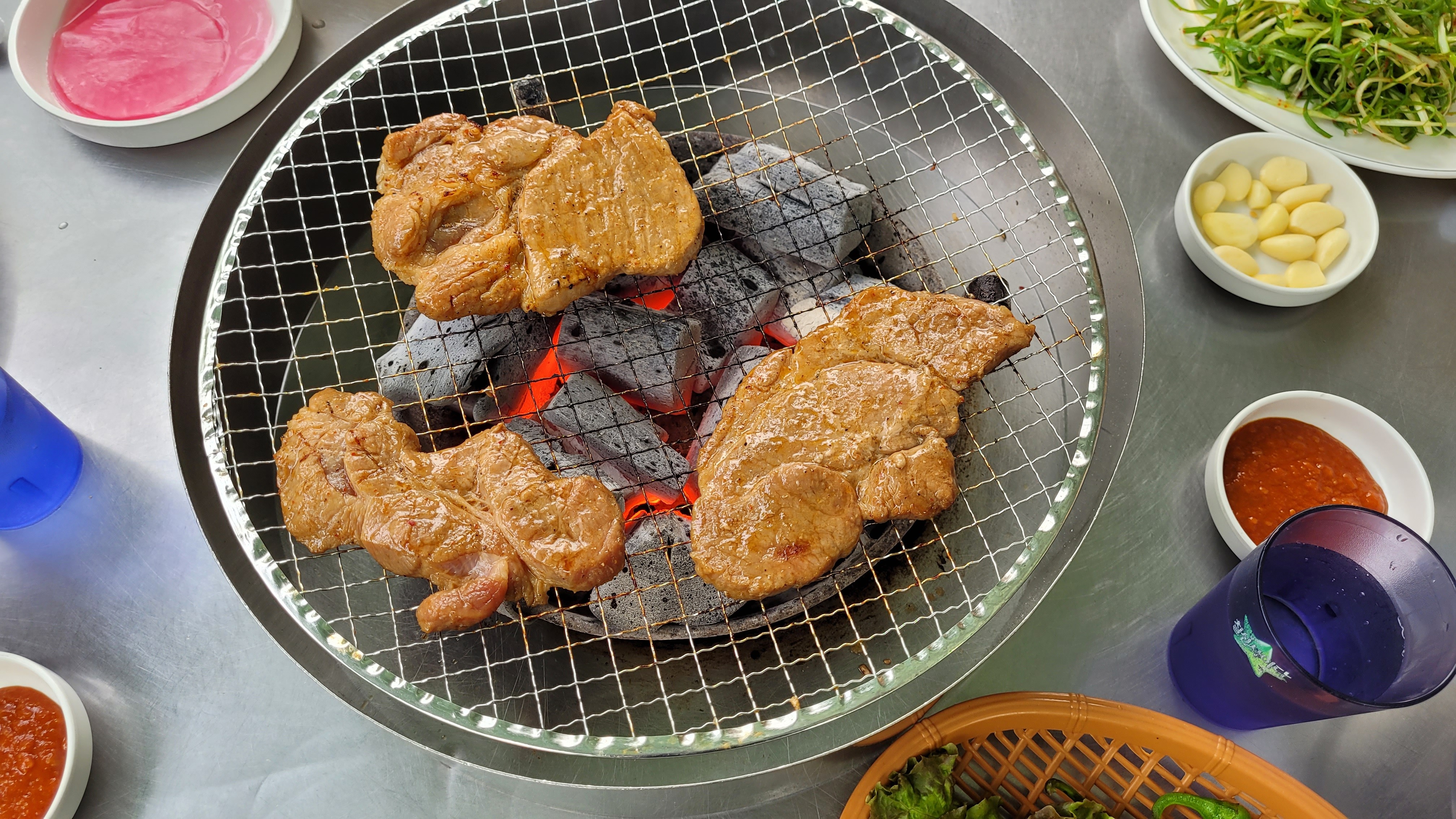 잘 익고 있는 돼지갈비