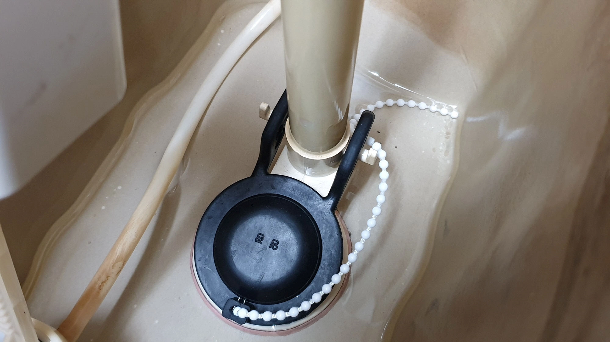 변기 물마개 교체한 모습