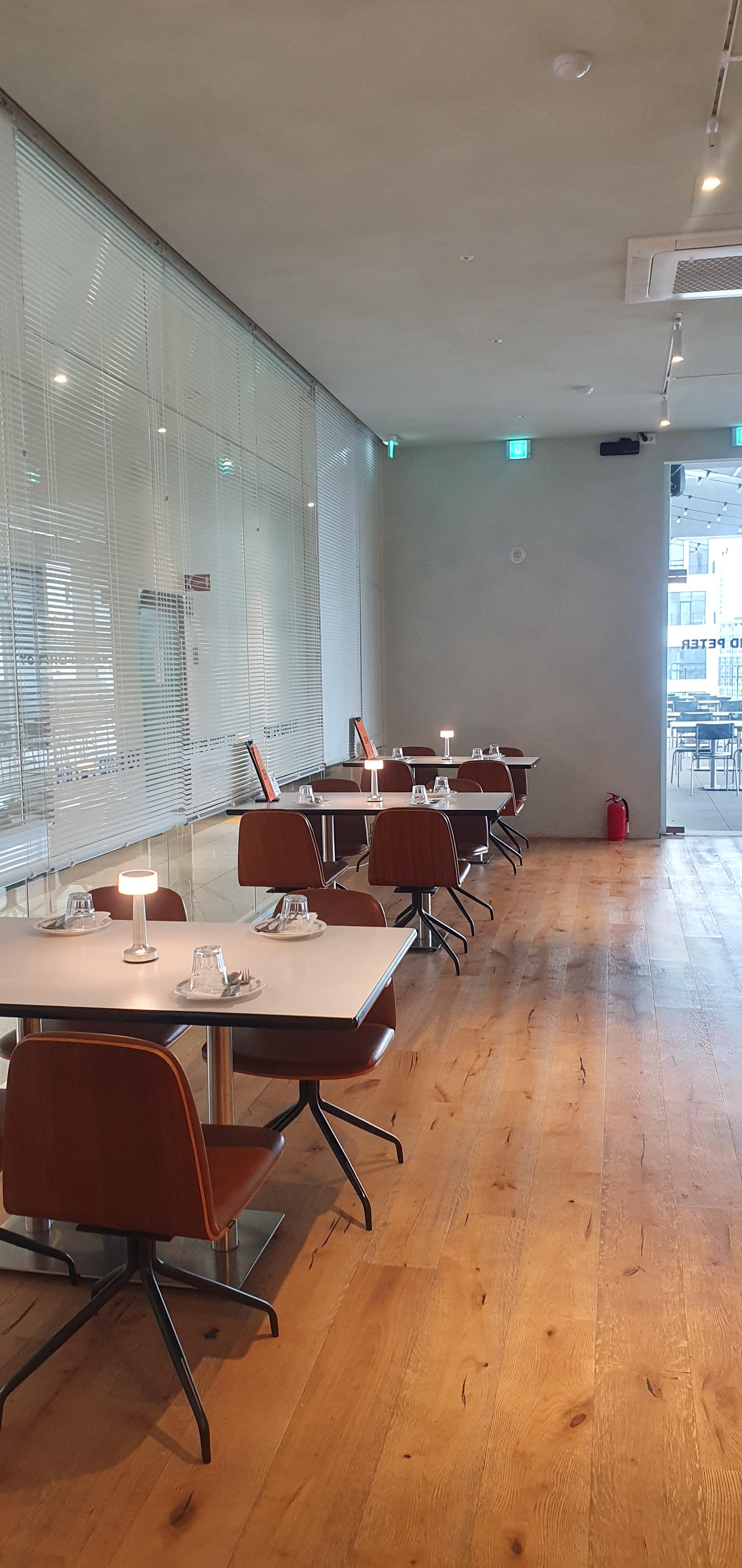 테라스로-나가는-길목에-테이블이-있는-투파인드피터-검단