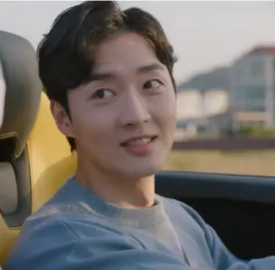 오픈카를 타고 누군가를 바라보는 강영석