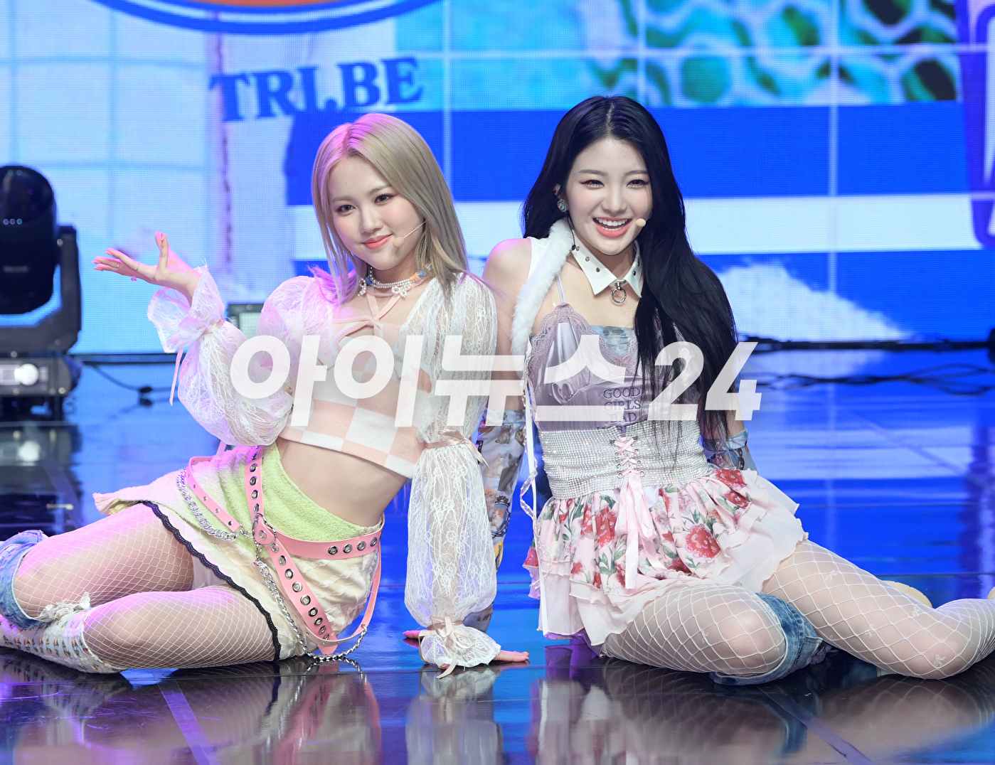 그룹 트라이비가 14일 오후 서울 강남구 청담동 일지아트홀에서 열린 트라이비(TRI.BE) 두 번째 미니앨범 &#39;W.A.Y(웨이)&#39; 발매 쇼케이스에서 타이틀곡 &#39;위 아 영&#39; 무대를 선보이고 있다.