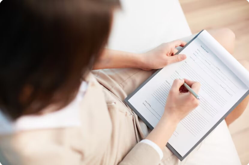 서류 심사하는 모습