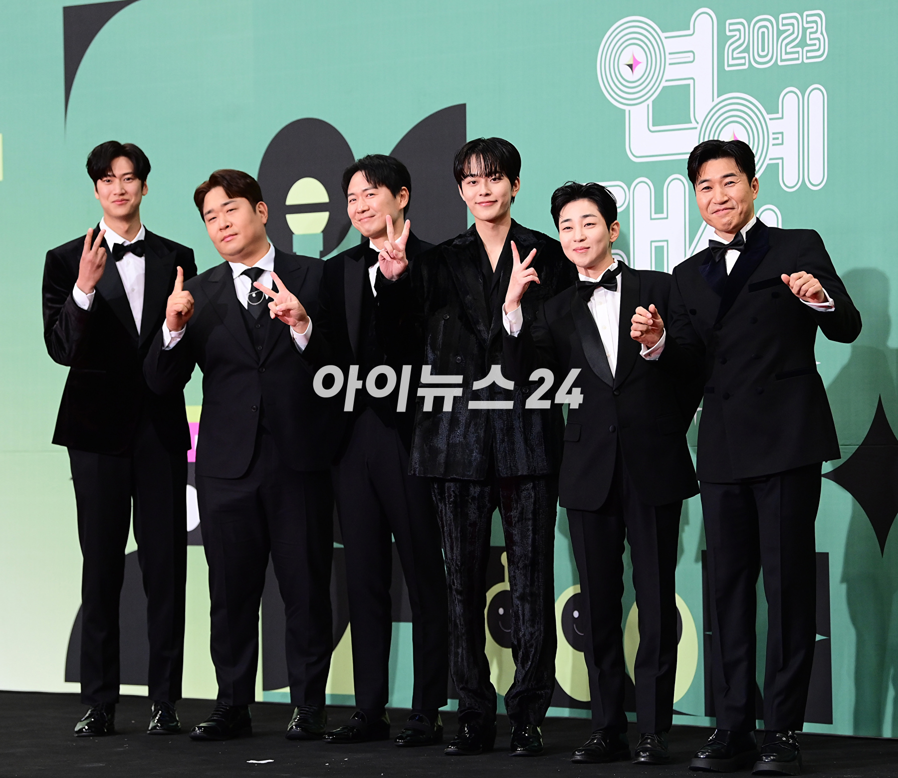23일 오후 서울시 영등포구 여의도 KBS 신관 웨딩홀에서 진행된 '2023 KBS 연예대상' 레드카펫 행사에 '1박 2일' 나인우-문세윤-연정훈-유선호-딘딘-김종민이 참석하고 있다. [사진=정소희 기자]