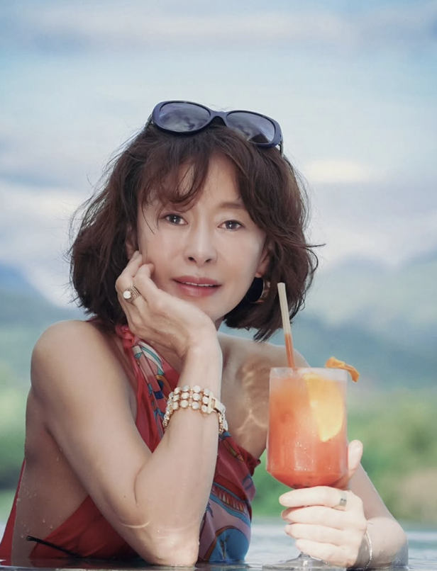 50세가 넘은 나이에도 꾸준한 자기관리로 건강한 외모를 유지하는 예지원의 모습