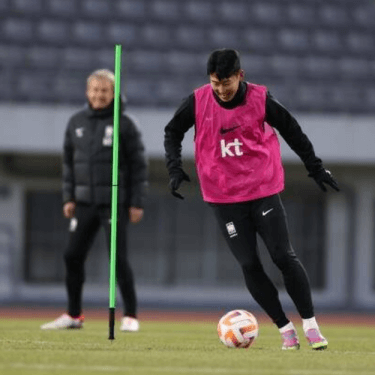 검은 트래킹복을 입고 공을 차고 있는 손흥민