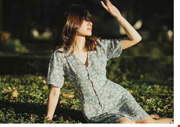 햇볓을 손으로 가리는 여자 사진