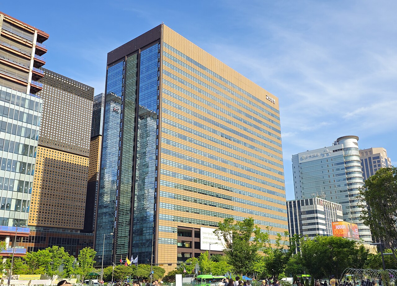 2024년 6월 광화문광장에서 세종대로 건너편을 바라본 도심 풍경