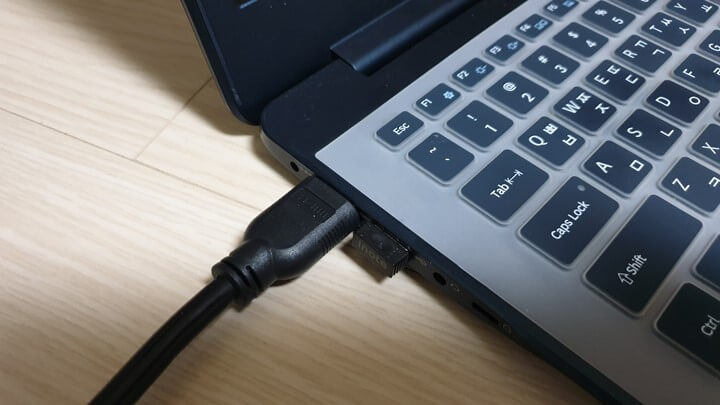 노트북에-hdmi-케이블-연결