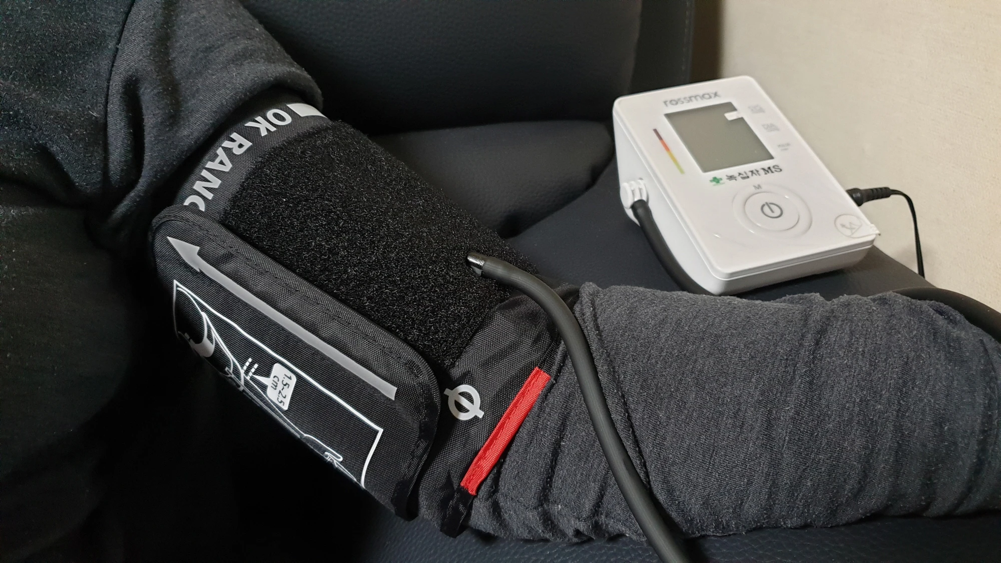 가정용 혈압기 혈압측정기 사용모습