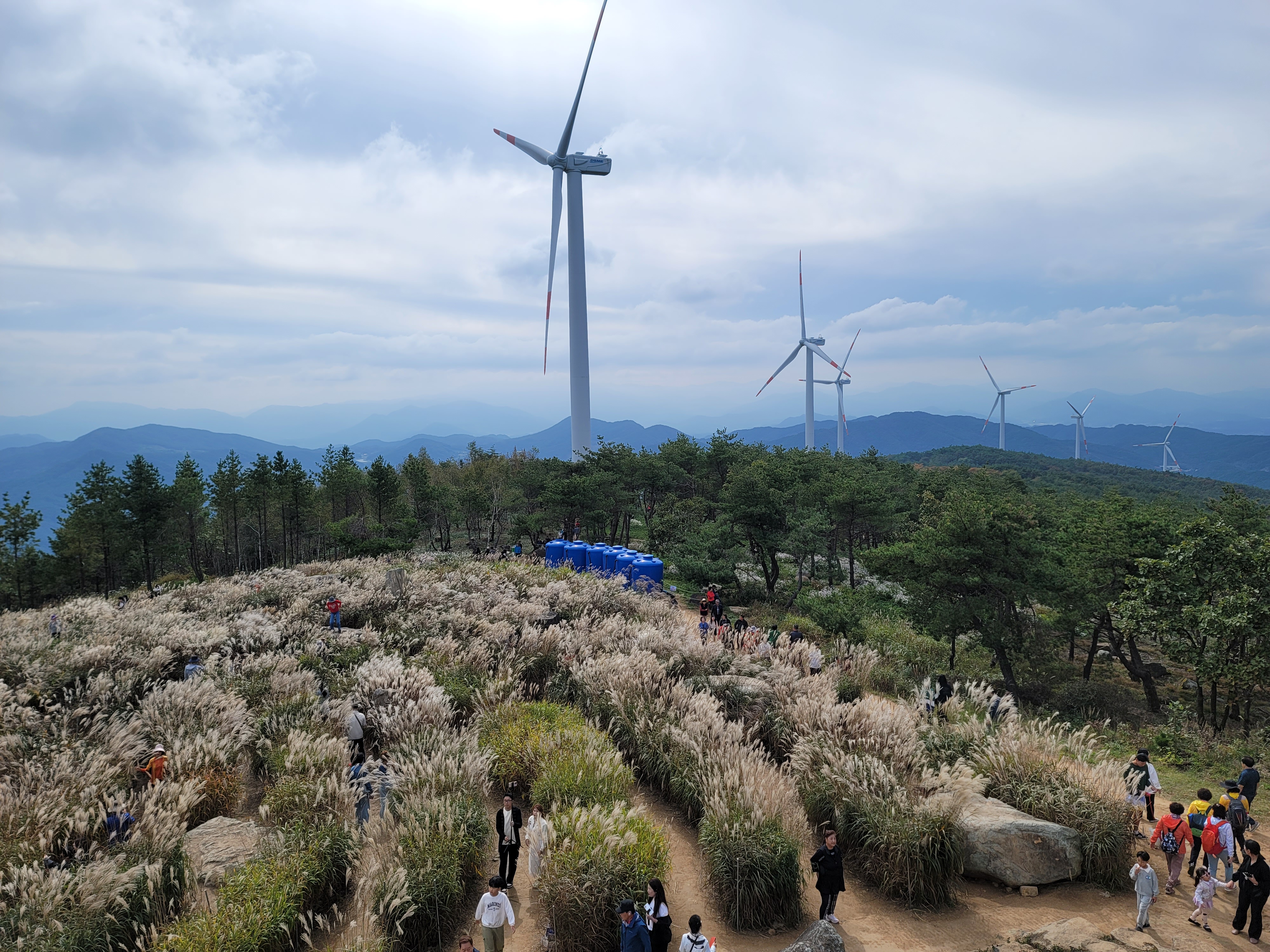 거창 별바람의 언덕의 풍력발전 모습
