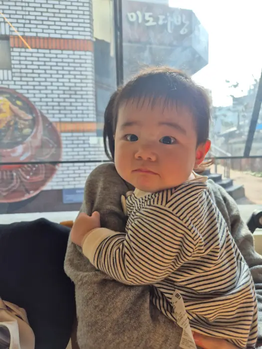 낯선 사람을 바라보는 아이