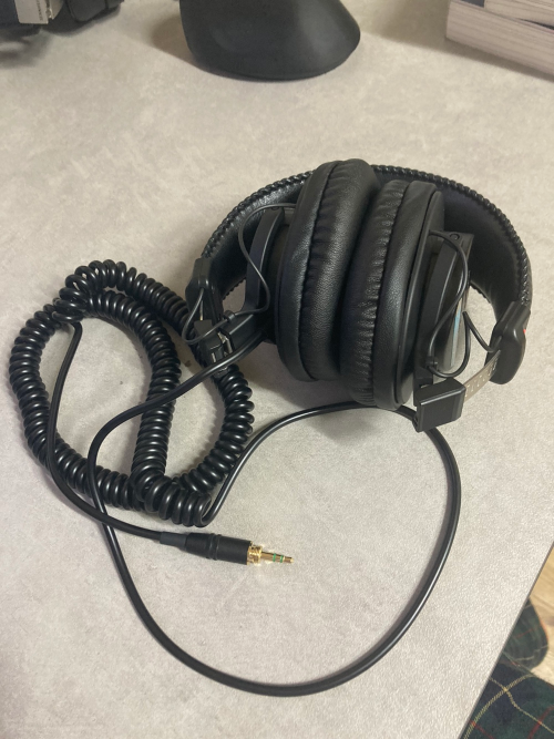 MDR7506. 귀마개는 가죽으로 교체하였다. 이유는 단점쪽 확인