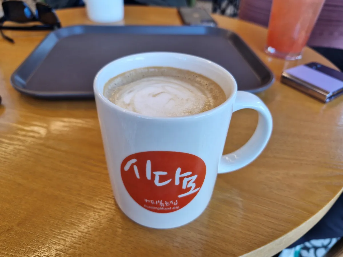 시다모-머그컵에-담겨있는-카페라떼