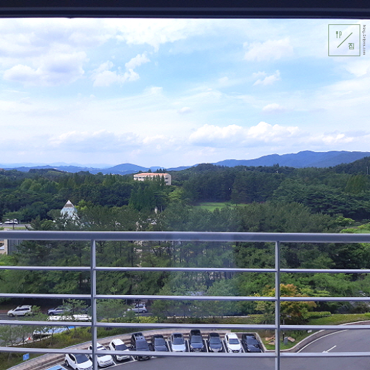 산이 보이는 사진 입니다.