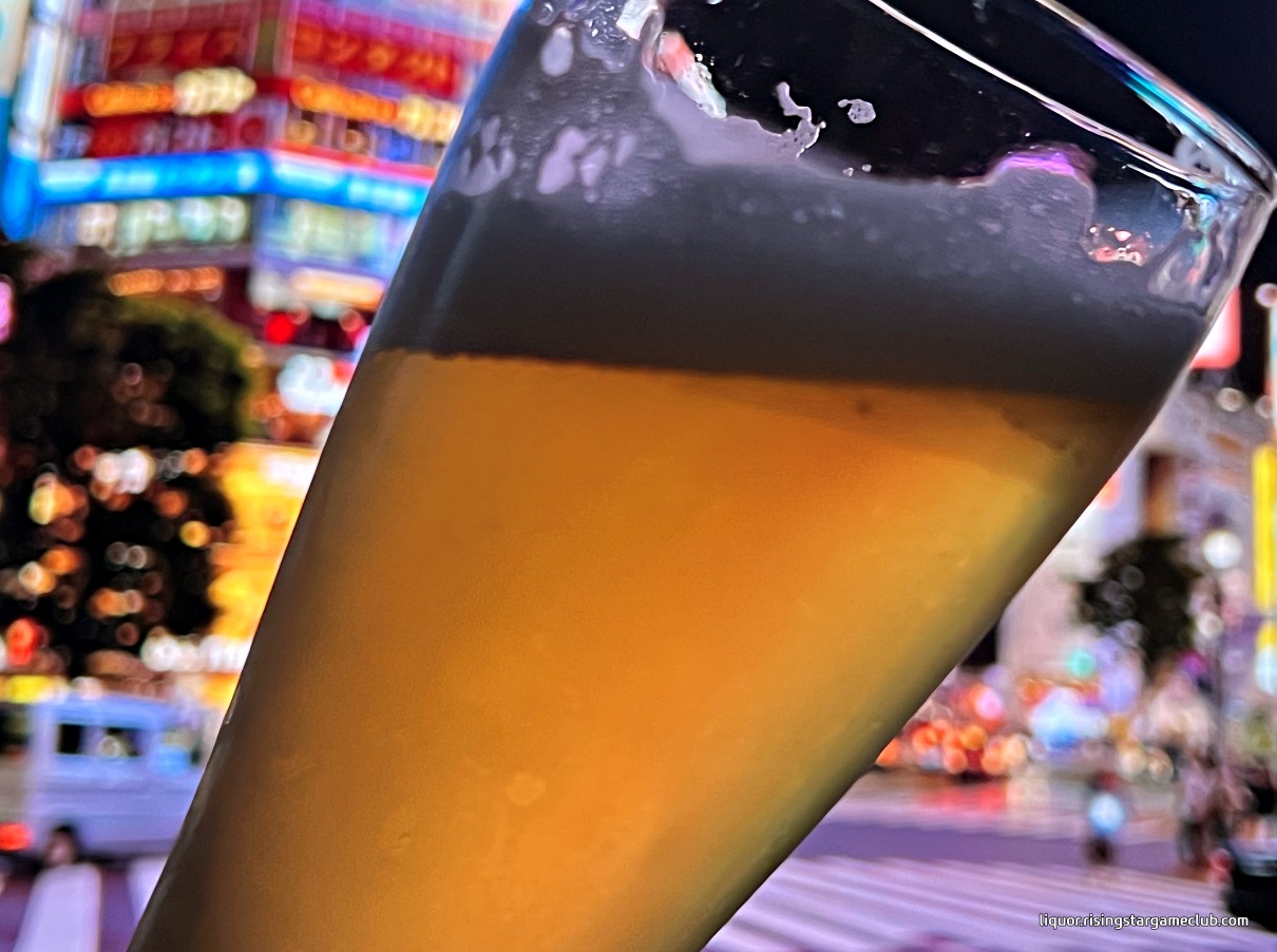 브루클린 필스너 크리스피 라거(Brooklyn Pilsner Crisp Lager)를 즐기는 사진