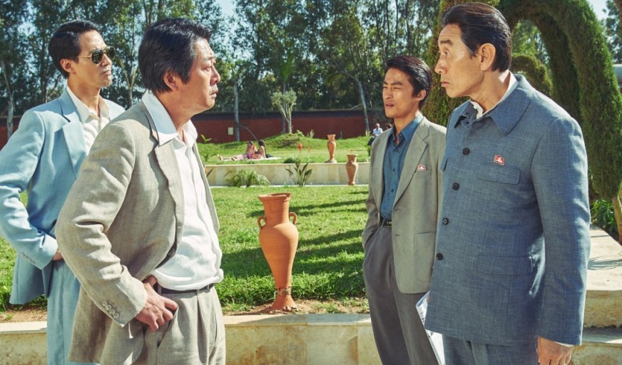 모가디슈 속 배우들과 구교환 배우의 모습