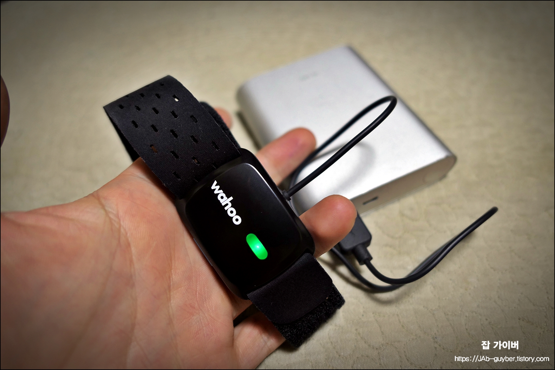 티커핏 충전 중 LED가 켜진 모습