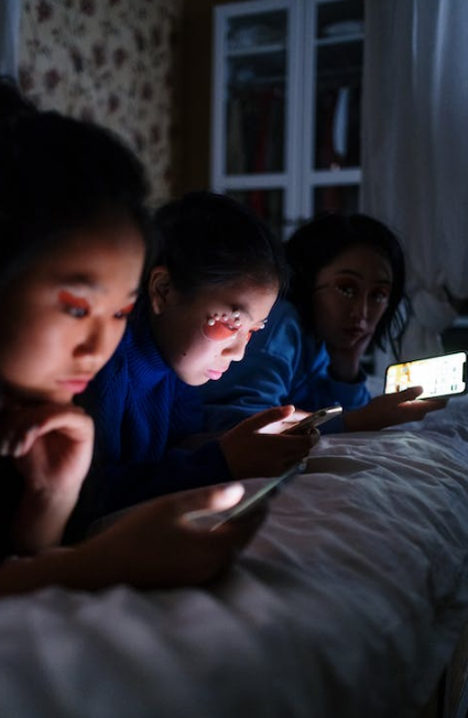 저녁형 인간은 자정에 가까워질수록 활동적이며 , 아침에는 기상이 어려울 수 있다