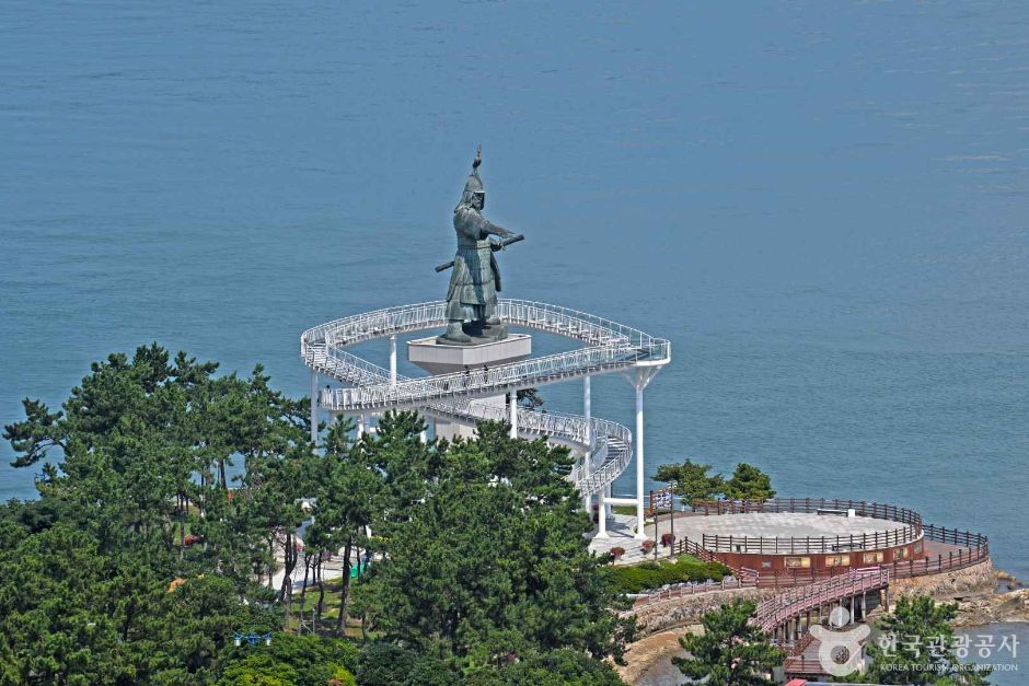 진도 이충무공승전공원의 이순신 장군 동상 이미지