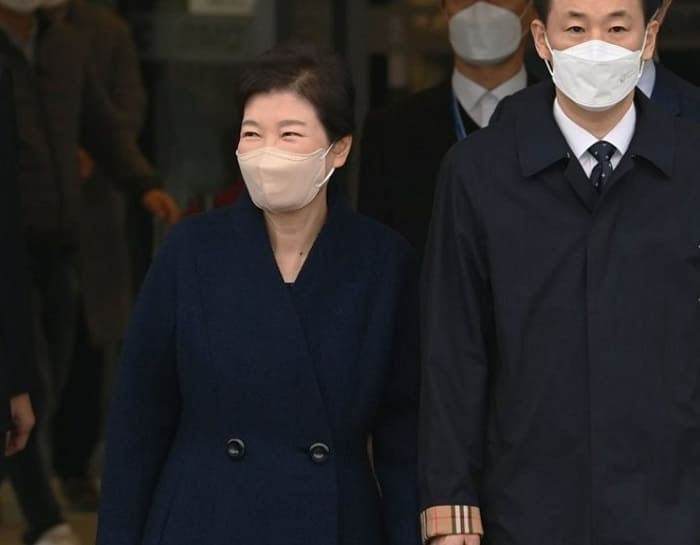 [화보] 활짝 웃으며 퇴원하는 박근혜 대통령... 누가 모습 비췄나