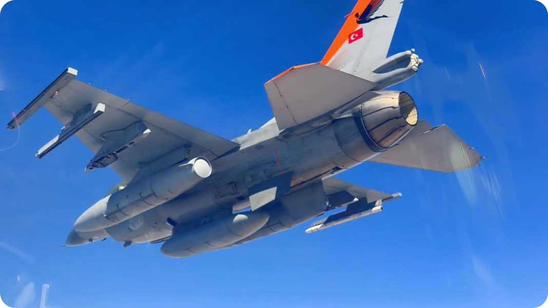 새로운 EDPOD를 탑재하고 있는 비행시험 중인 모습