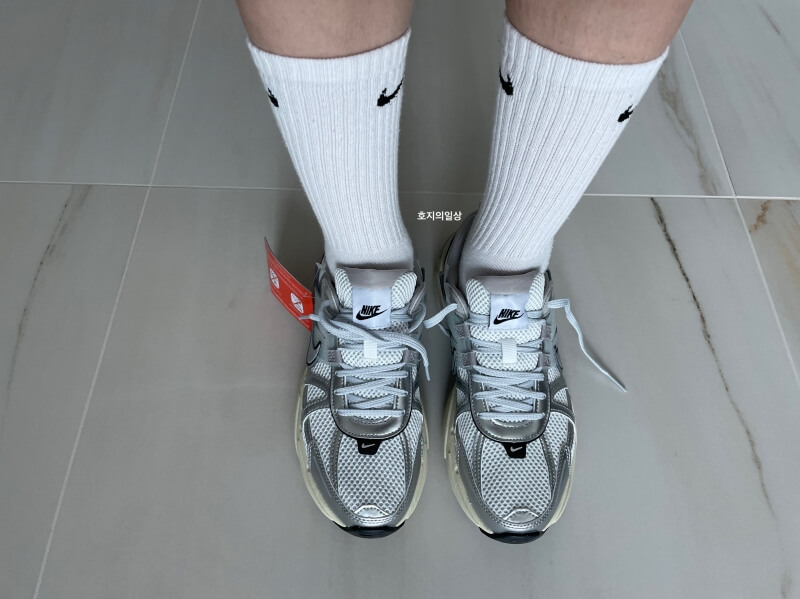 나이키 V2K 런 서밋 화이트 메탈릭 실버-발등 낮음