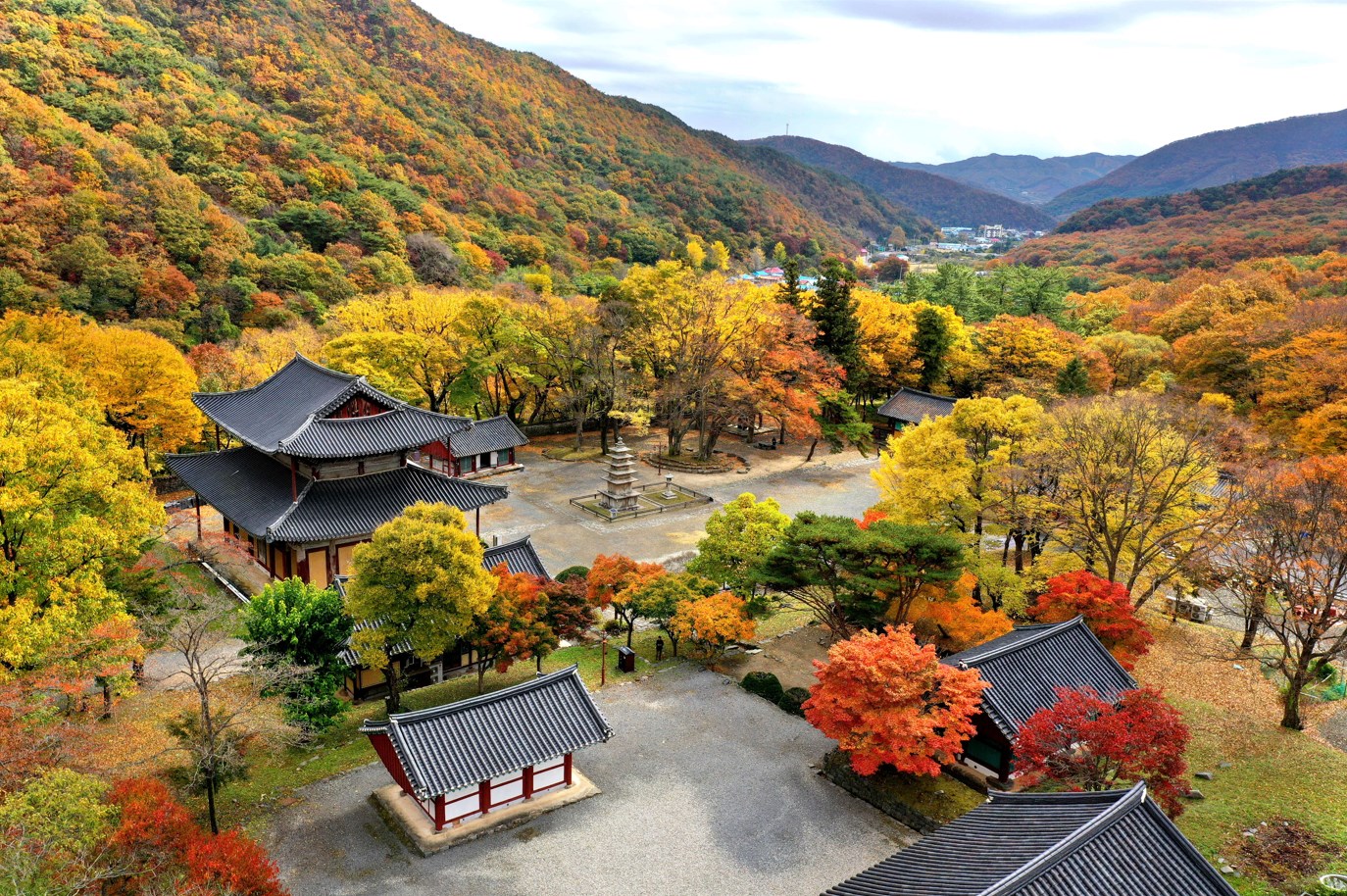 만수산 무량사 - 천년고찰의 고즈넉함 자연 속에서 만나는 평온함