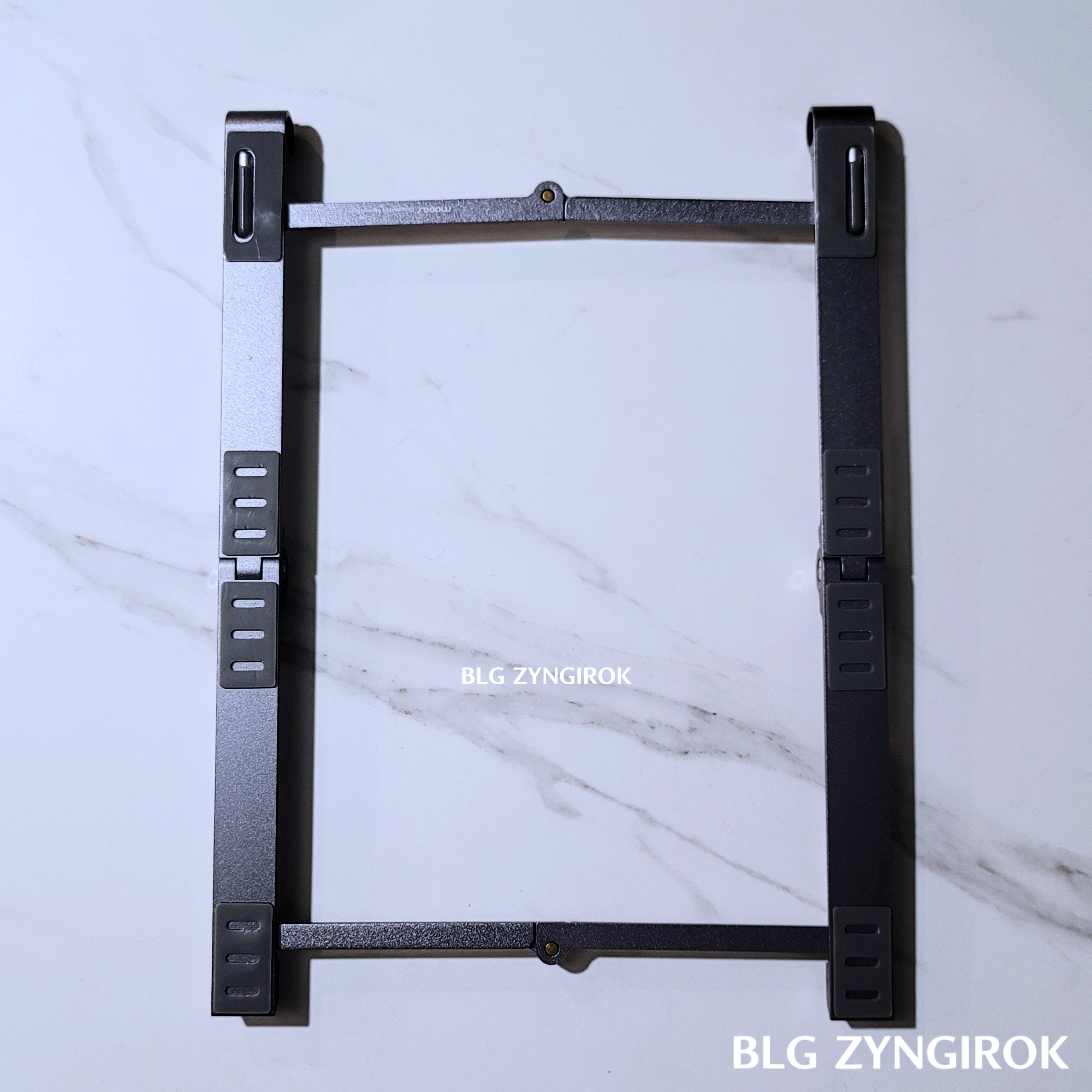 무아스 초경량 휴대용 다목적 노트북 거치대를 양쪽으로 벌린 모습이다.